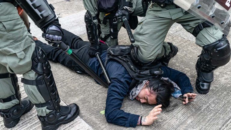 港警觀塘再施暴射傷示威者左眼 被記者逼退