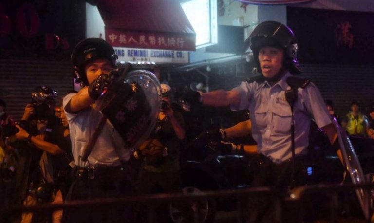 荃灣遊行爆激烈衝突 港警首度承認開槍
