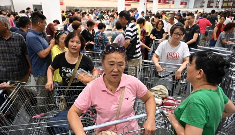上海Costco開業擠爆暫停業 中國大媽仍硬闖