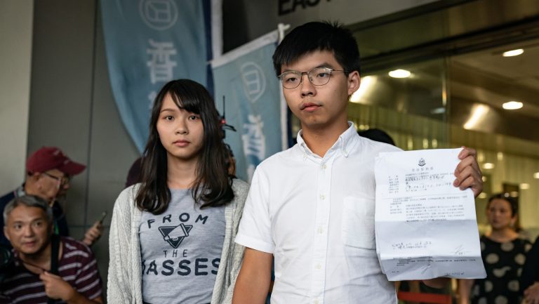 黃之鋒周庭獲保釋 路透：港府曾提撤條例