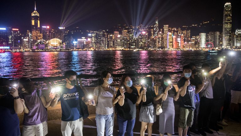 香港人手牽手反送中 組成「香港之路」人鏈