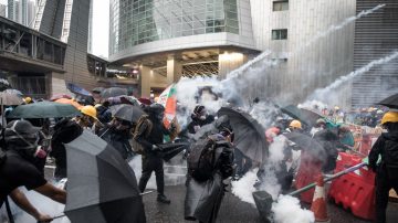 【今日点击】香港警察开枪 还抓了12岁“暴徒”