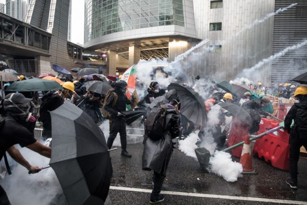 香港局勢再升級 港警首用水炮車攻擊示威者（視頻）
