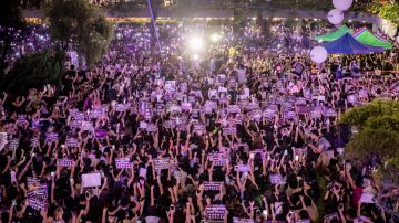 港3万人集会控警性暴力 国泰人勇抗打压千人上街