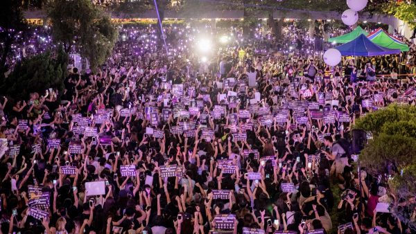 港3萬人集會控警性暴力 國泰人勇抗打壓千人上街