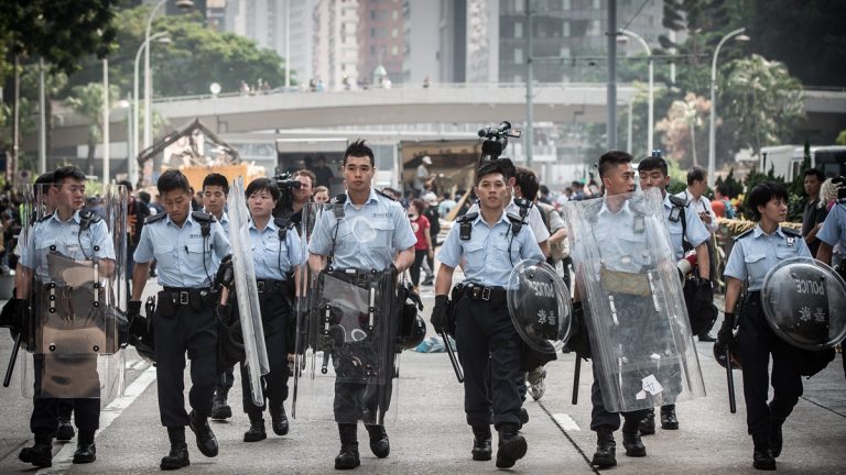 暴力清場遺失子彈？大批港警封街地毯式搜索