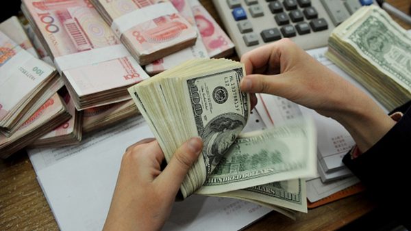 中共央行顾问换2万美元被拒严控外汇超想像 中共严控外汇 资本外流 人民币贬值 新唐人中文电视台在线