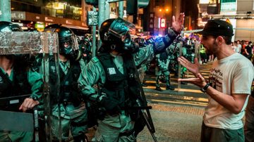 组图：香港83旺角大游行 警察反被市民包围（视频）
