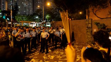 组图：香港民众烧纸驱魔 警察恐慌带走多人