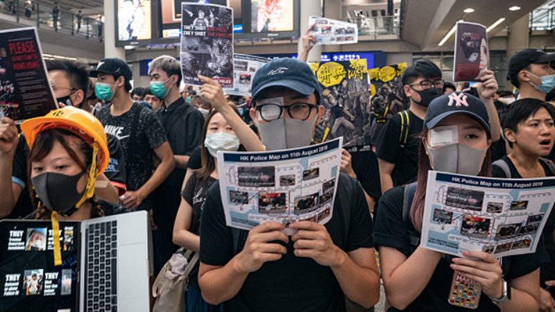 香港「百萬人塞爆機場」 聲援被打爆眼球少女