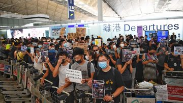 香港机场反送中遭封杀 美国会点名港警“非常危险”