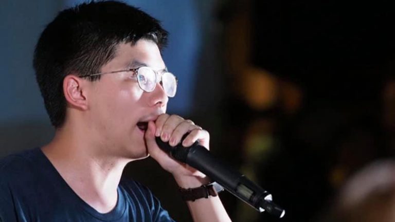 突發：黃之鋒突然被捕 警方扣三項罪名