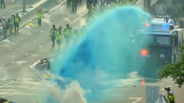 915香港民众自由行 警方水炮车催泪弹清场