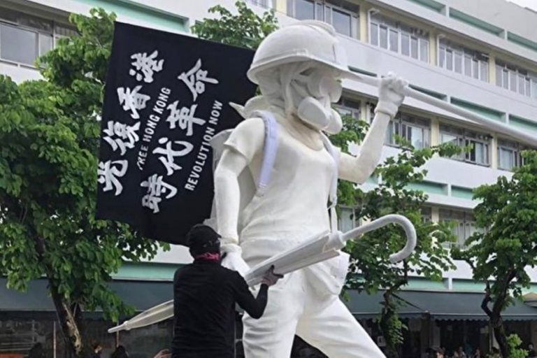 香港「民主女神像」亮相 頭戴頭盔眼罩