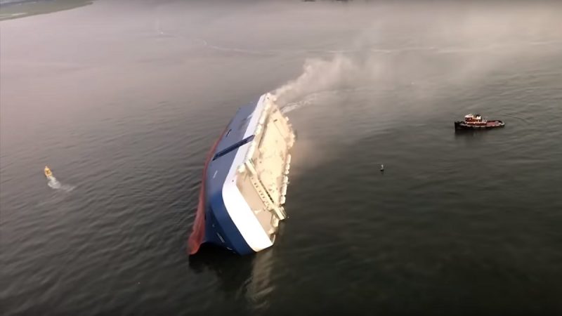 韩载约4000辆汽车运输船 美国海域倾覆4船员失踪