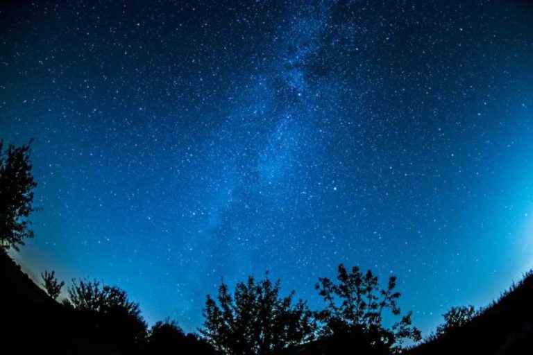科學家探索宇宙中第一縷「星光」