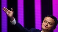 马云含泪卸任董事长 年会化身摇滚歌手引热议