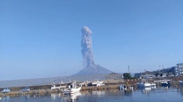 日本樱岛火山大喷发 喷烟直窜2800公尺