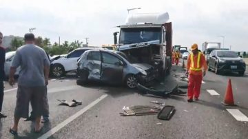 6車連環撞 台國道2號往機場塞車數公裡