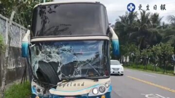 驚嚇！砂石車輪胎鬆脫 擦邊撞進遊覽車(視頻)