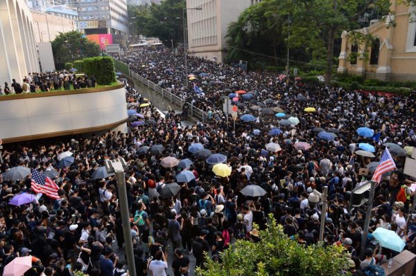 港人遊行至美國領事館 警中環地鐵暴力抓人