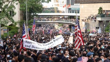 港人游行至美国领事馆 警中环地铁暴力抓人