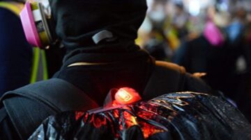 港警街头拍戏？空街狂奔跑位 向警车扔汽油弹
