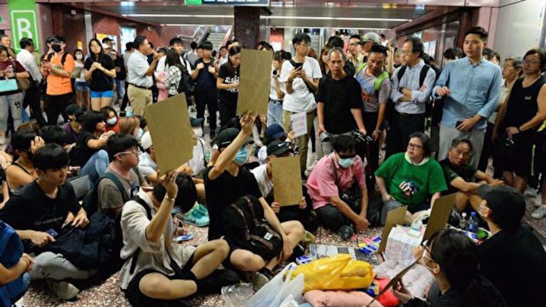 少女跪求港鐵交831監控錄像 過百市民響應