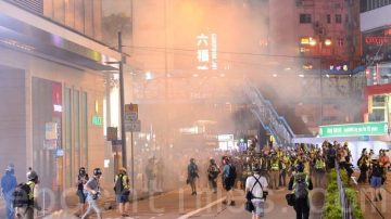 港警逐區搜捕強闖私宅 港島疑變相戒嚴