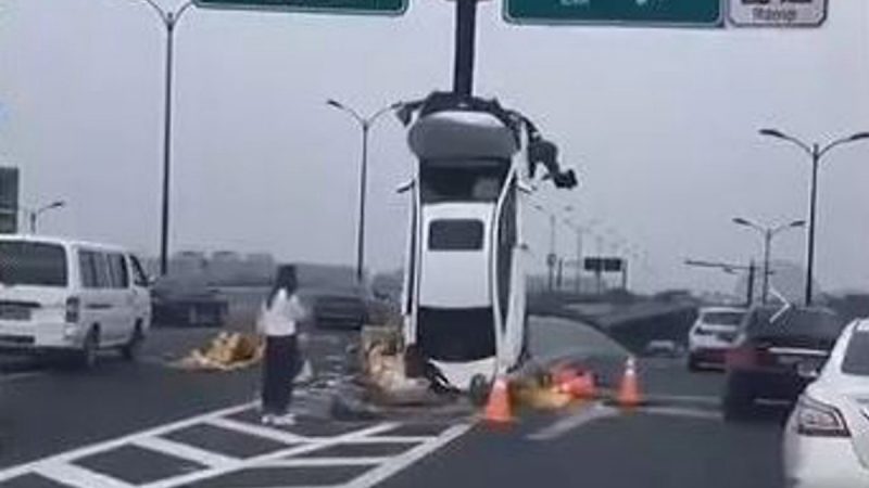 杭州离奇车祸 私车90度“爬上”标志杆（视频）