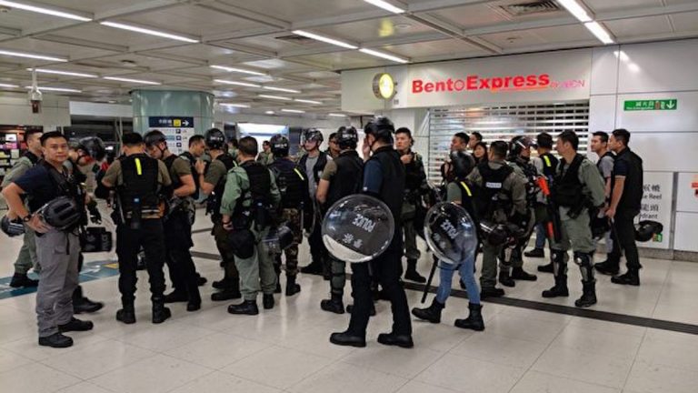 港人反共踩中共紅旗 防暴警催淚彈清場