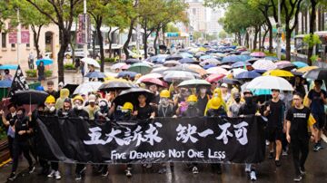 929台北反极权大游行 10万人雨中撑香港