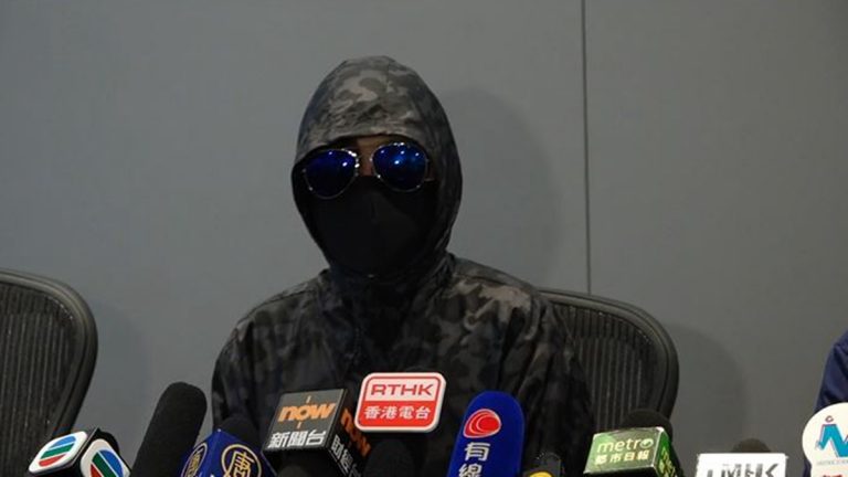 反送中被捕女生流淚披露：警署內被男警觸碰胸部