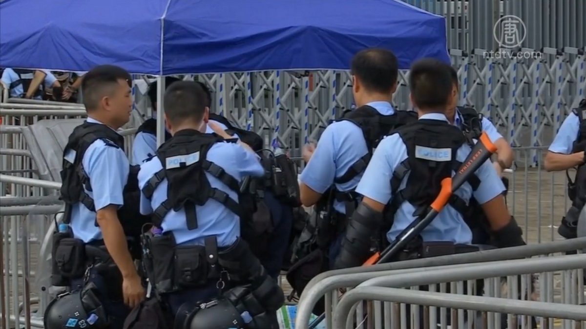 【禁闻】催泪弹烟雾下 香港满城便衣警棍在侧