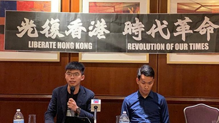 黃之鋒紐約見港人 「願榮光歸香港」唱響時代廣場