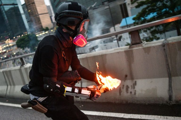港警嫁禍示威者？黑衣人丟汽油彈腰部驚現警槍（視頻、圖）