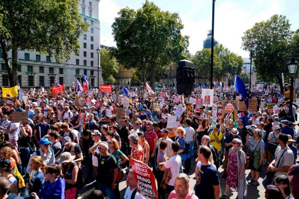 抗议英相关闭议会 英数十座城市民众齐上街头