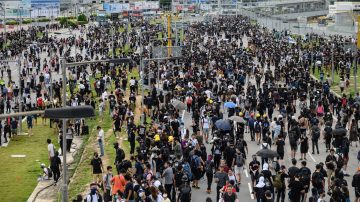 【禁闻】香港机场反送中 地铁停运民众步行往返