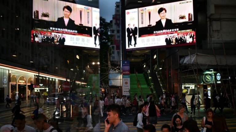 【直播回放】反送中抗爭繼續 旺角警署防暴警持雷嗚槍戒備