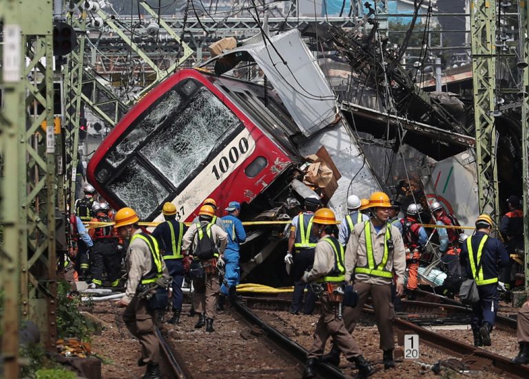 日本京急電車撞卡車 黑煙竄出車廂騷動釀1死33傷