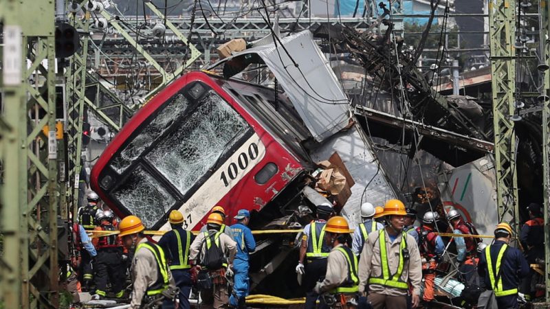 日本京急電車撞卡車 黑煙竄出車廂騷動釀1死33傷