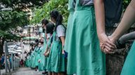 香港学生组壮观人链 遇骚扰袭撃3人伤