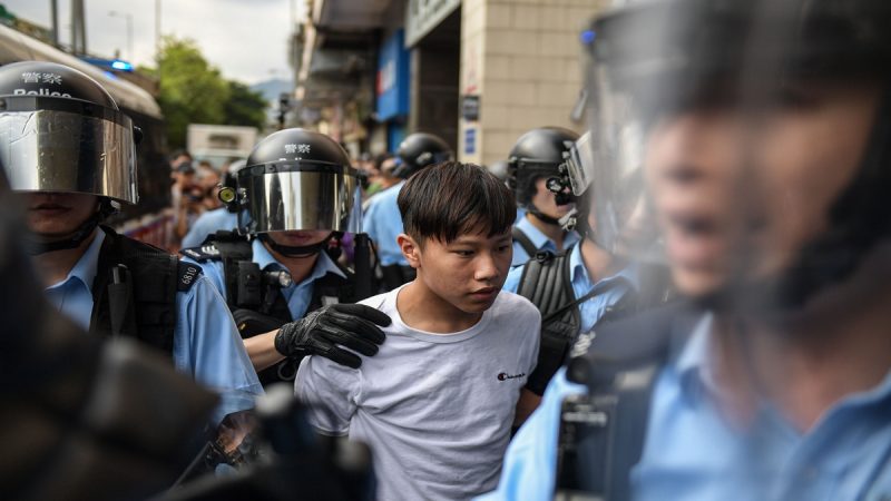 香港亲共者唱国歌围殴市民 港警只逮示威者被痛批