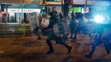 光复屯门游行 港示威者烧五星旗、警射催泪弹