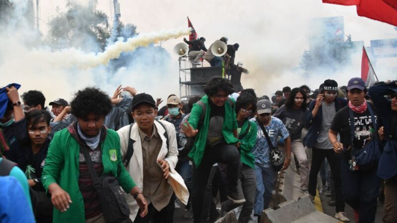 印尼修新法多地爆冲突 雅加达88人受伤(视频)