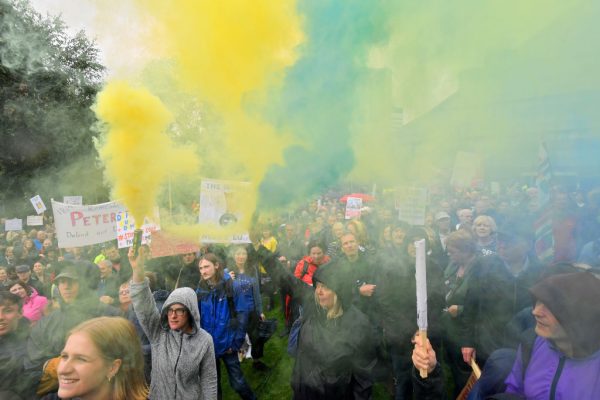 抗议英相关闭议会 英数十座城市民众齐上街头