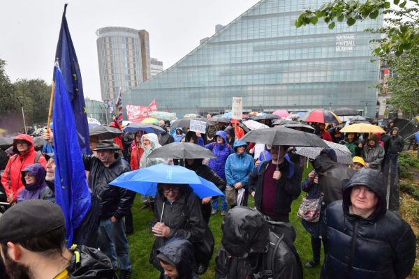 抗议英相关闭议会 英数十座城市民众齐上街头