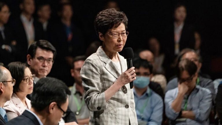 林鄭月娥首次社區對話 被指作秀無誠意
