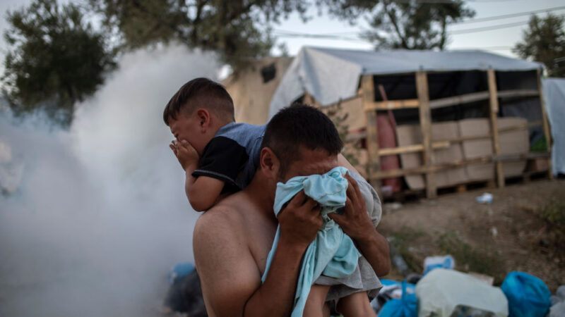 希腊难民营大火至少2死 警用催泪弹控制激动难民