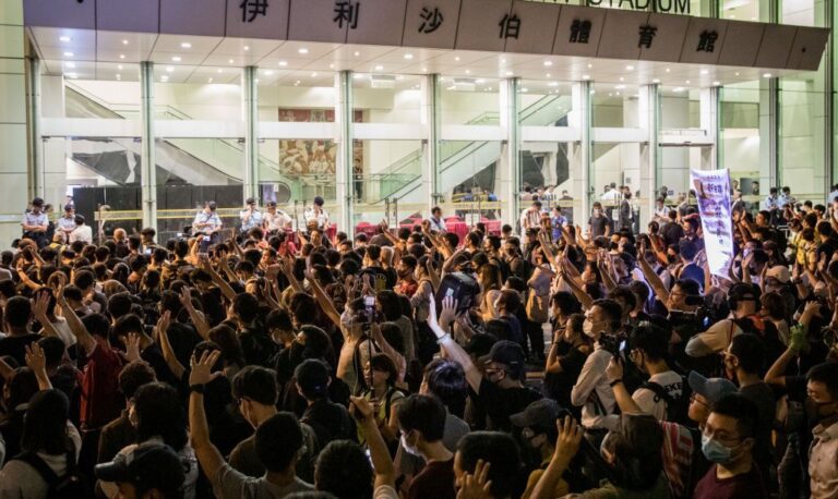 中共搬石砸腳 美共和黨人:鄺俊宇遇襲助攻法案通過